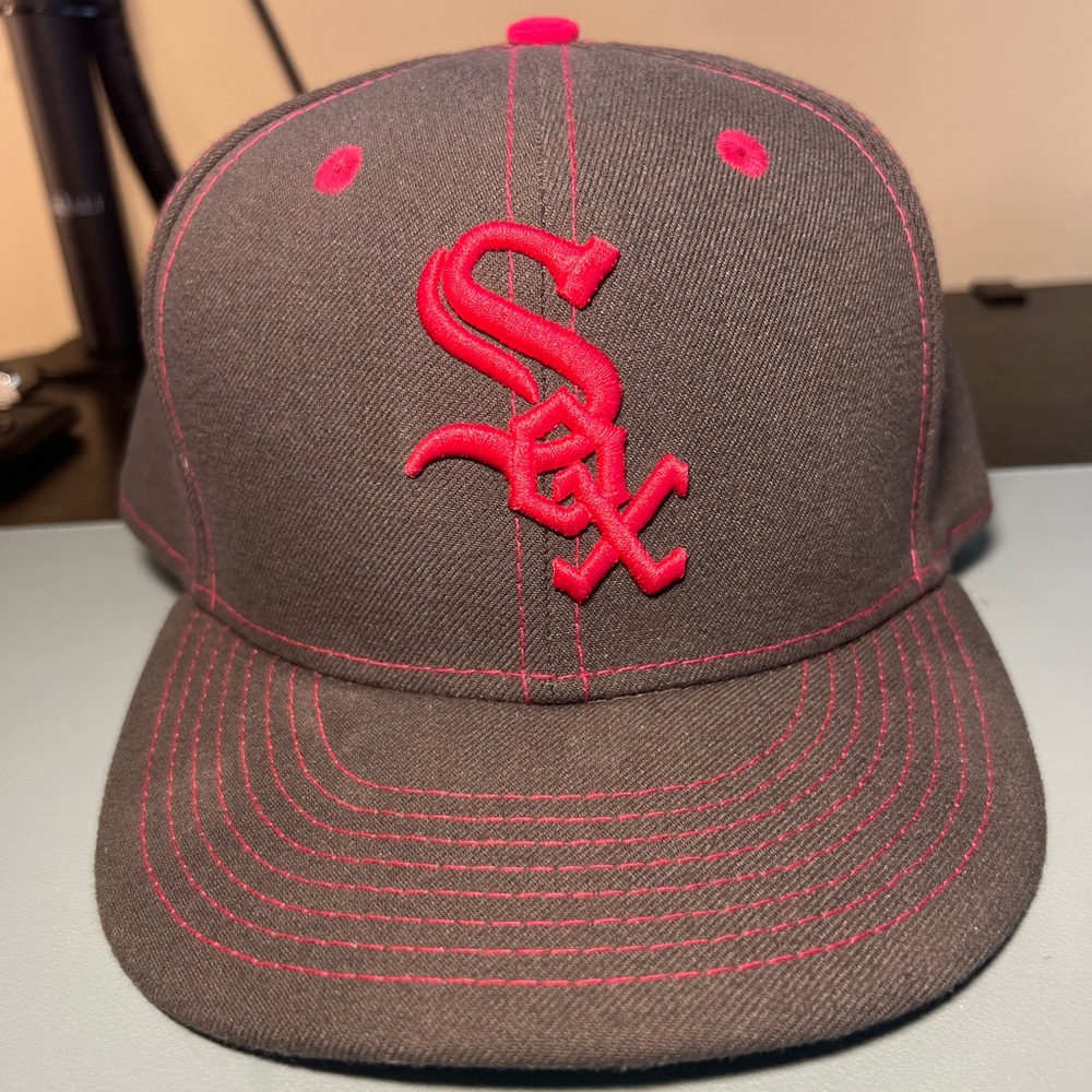 MLB White Sox New Era 5950 Size 7-5/8
Like new. Pet Free/Smoke free home.